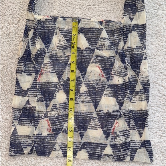 👜 Free People Lightweight Canvas Shoulder Bag - Cream and Navy Geo Print - Picture 4 of 6